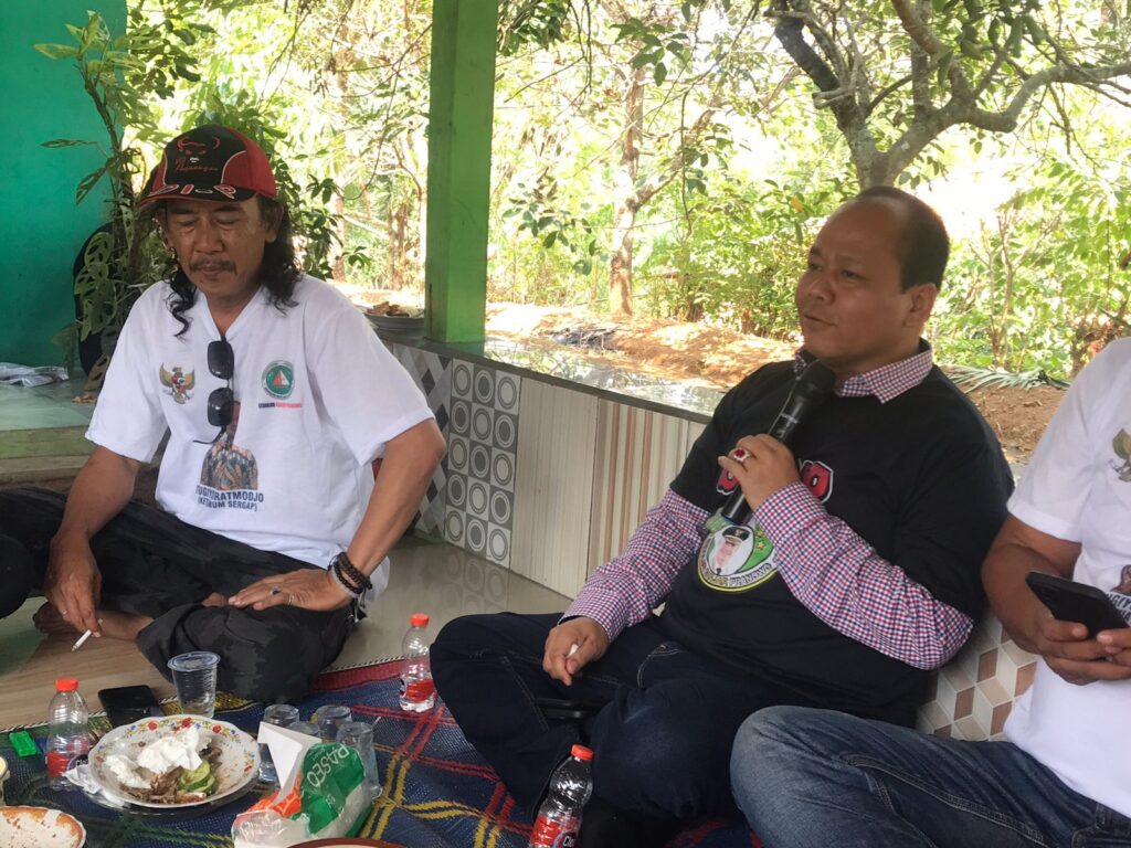 Tugiyo Wiratmojo (Ketua Umum Relawan SERGAP/Baju Hitam) dan Budi Ramadahnto (Koordinator Relawan SERGAP/ Baju Putih) mengadakan sesi sarasehan perihal permasalahan yang ada di wilayah sekitar Desa Kutalanggeng