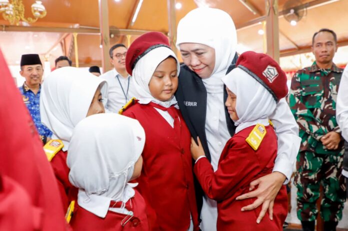 Gubernur Jawa Timur, Khofifah Indar Parawansa sekolah rakyat
