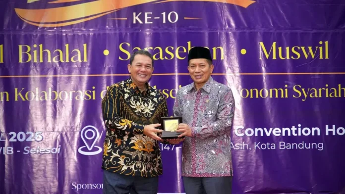 Menteri Koperasi Ferry Juliantono dalam forum Seminar Masyarakat Ekonomi Syariah (MES) Jawa Barat.jpeg