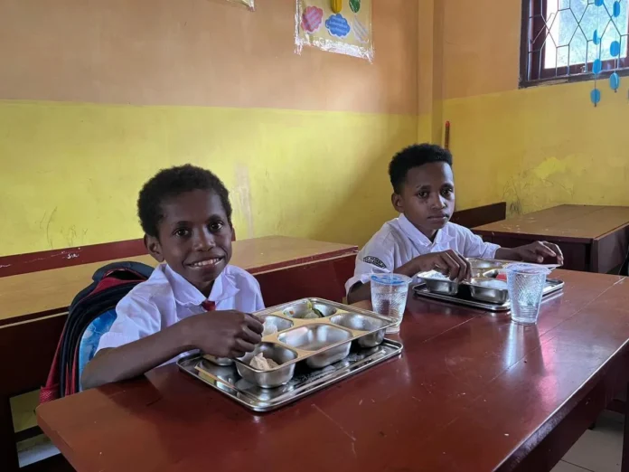 mbg papua makan bergizi gratis.jpg