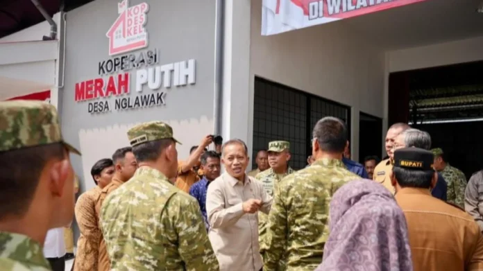6a0399c0900e2-menteri-koperasi-menkop-ferry-juliantono-tengah-meninjau-koperasi-merah-putih-desa-nglawak-nganjuk-jawa-timur-selasa-125_1265_711