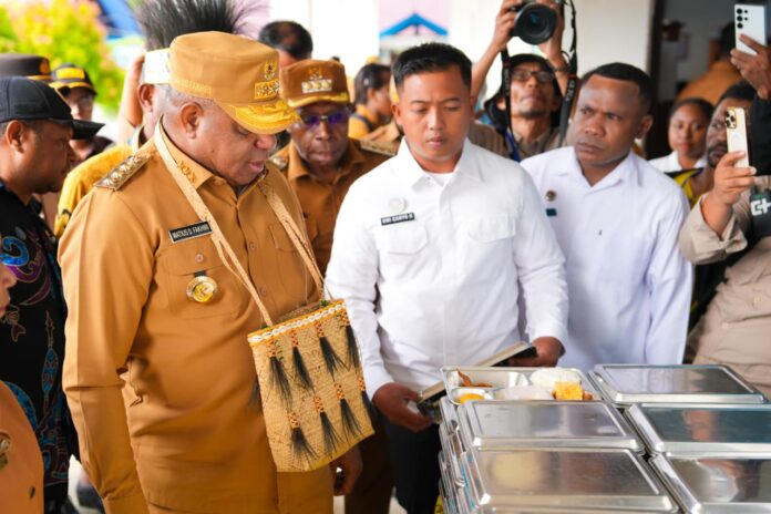 Gubernur Papua, Matius D. Fakhiri mbg papua makan bergizi gratis