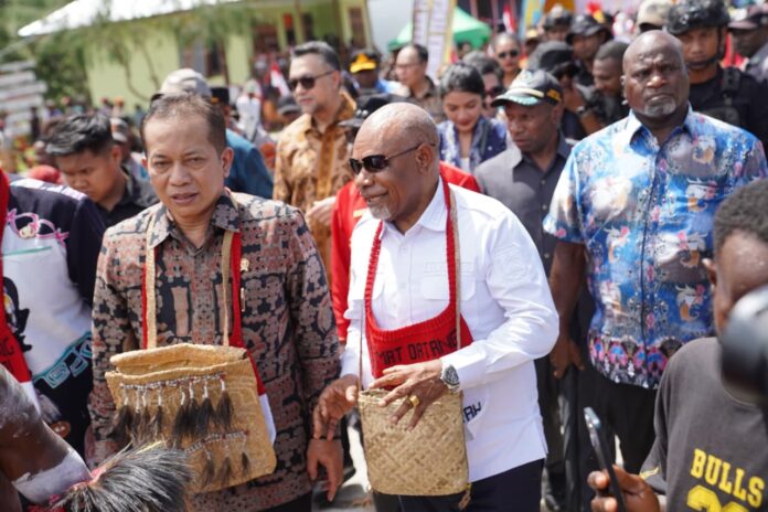 Menteri-Koperasi-dan-Wakil-Gubernur-Papua-Tengah