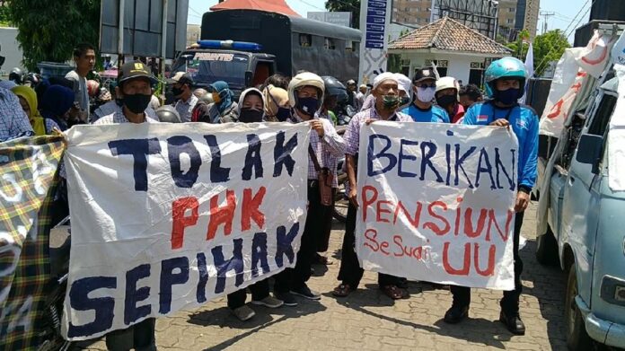 buruh-pabrik-di-pekalongan-turun-ke-jalan-protes-phk-1_169