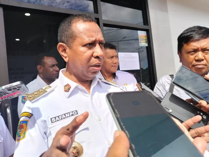 Gubernur Papua Selatan, Apolo Safanpo mbg makan bergizi gratis.jpg