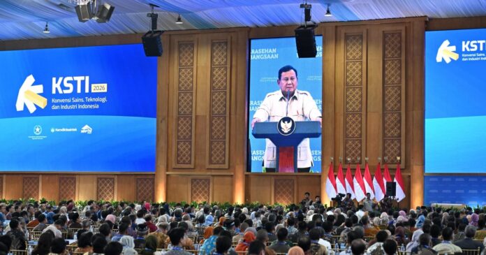 Presiden RI, Prabowo Subianto saat menutup Sarasehan Kebangsaan Konvensi Sains, Teknologi, dan Industri Indonesia (KSTI) 2026 di Jakarta International Convention Center (JICC)