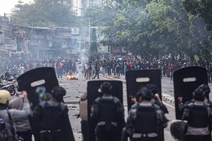 demo anarkis mahasiswa buruh aksi