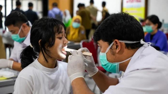 pemeriksaan-kesehatan-gigi-pelajar-di-sekolah-oleh-tenaga-kesehatan