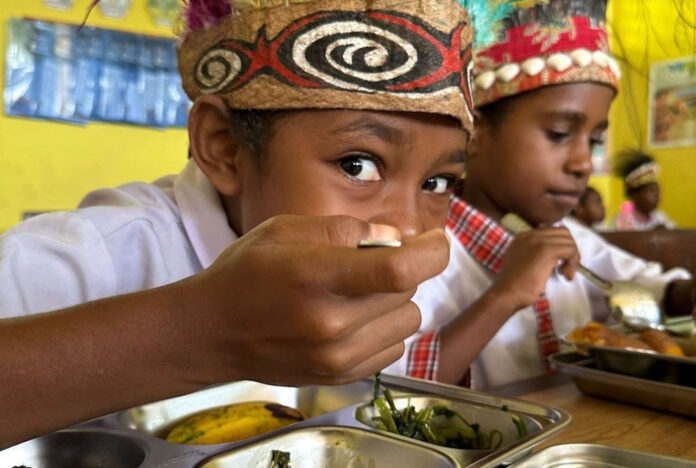 tampak-anak-sekolah-di-jayapura-menyantap-makanan-dari-program mbg makan bergizi gratis