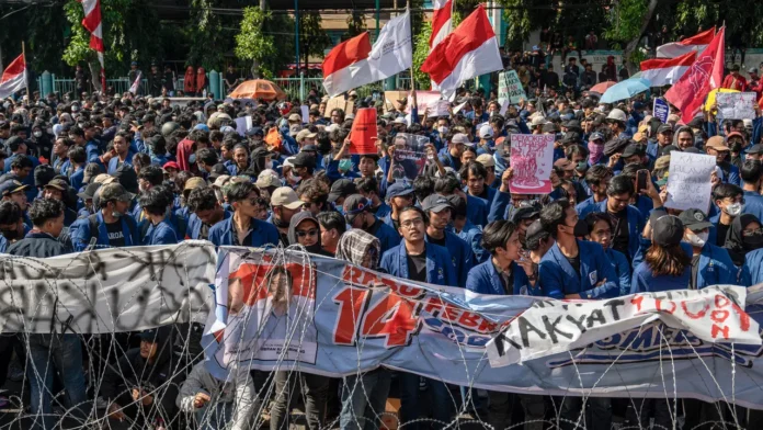 014324500_1724416202-20240823-Demo_Surabaya-AFP_3