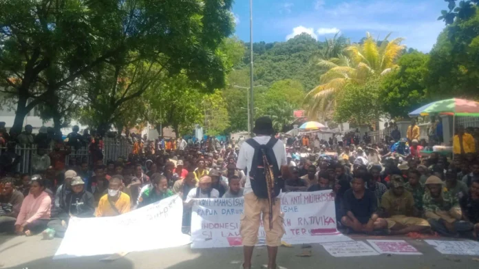 660cfb30ea1df-aksi-demo-mahasiswa-di-jayapura-papua-menolak-militerisme-di-papua_1265_711