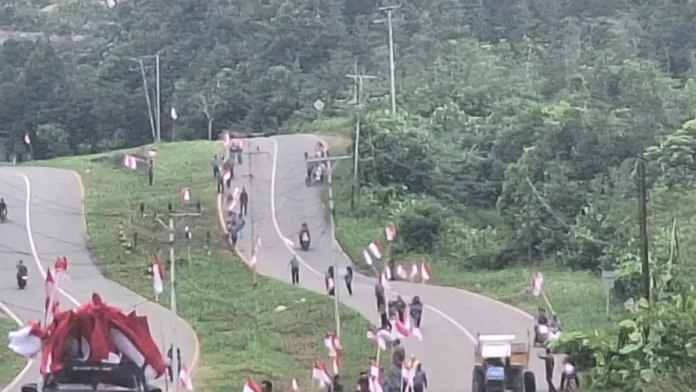 pemasangan-bendera-merah-putih-yang-dilakukan-masyarakat-perbatasan-di-kecamatan-badauistimewa-ebdT1