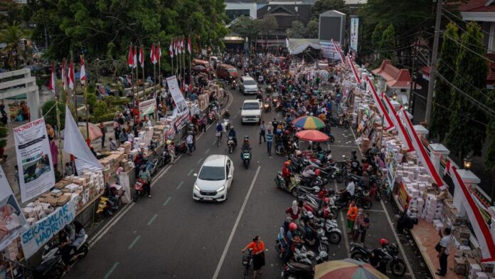 posko-bantuan-logistik-unjuk-rasa-di-kabupaten-pati-1755002685693_169