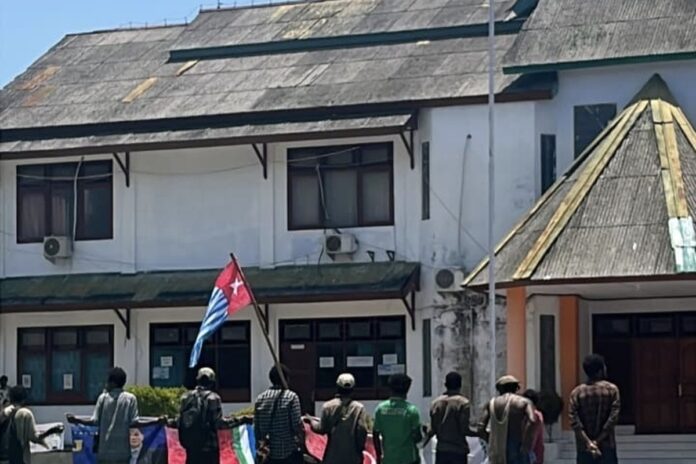 Pengibaran Bendera Bintang Kejora di USTJ papua