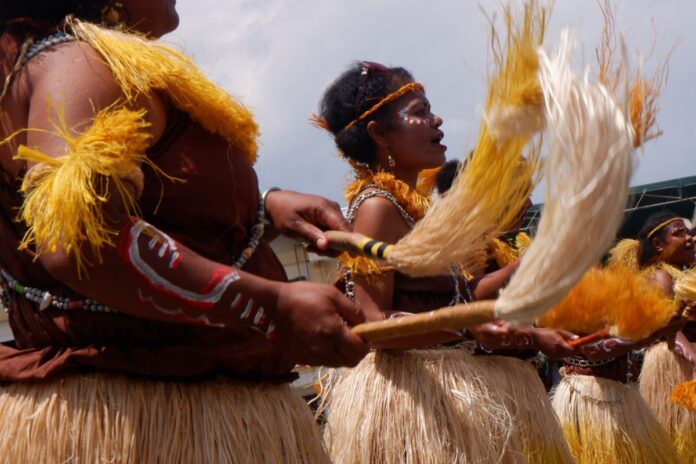 antarafoto-tari-robonghollo-sentani-papua-18082022-sk-1