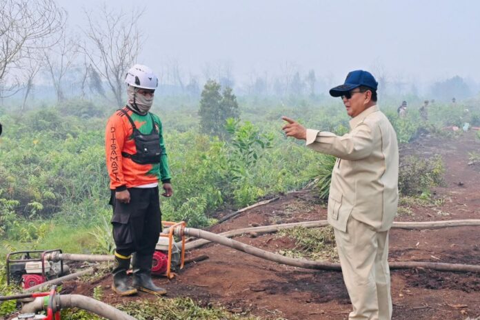 presiden-prabowo-subianto-saat-menyusuri-salah-satu-lokasi-karhutla