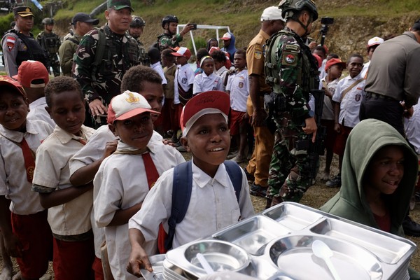 senangnya-siswa-sd-di-papua-tengah-dapat-makan-gratis-perdana-1 mbg