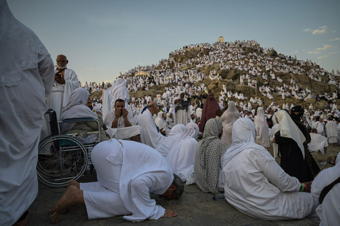 Umat Islam memadati Jabal Rahmah jelang wukuf di Arafah, Makkah, Arab Saudi, Sabtu (15/6/2024).