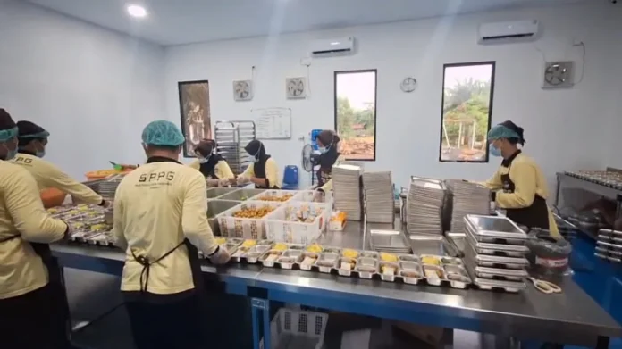 69168ef6ec394-suasana-dapur-mbg-di-brebes-saat-akan-menyiapkan-untuk-disalurkan-ke-sekolah_1265_711 (1)