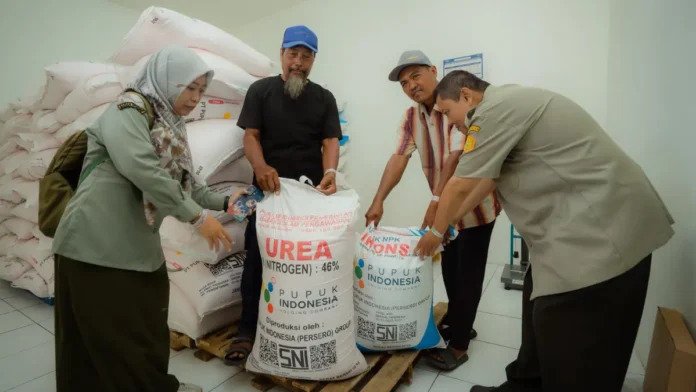 bermanfaat-kehadiran-koperasi-desakelurahan-merah-putih-kdkmp-sebagai-titik-penebusan-pupuk-bersubsidi-memberikan-kemudahan-bagi-petani-dalam-memenuhi-kebutuhan-usaha-tani-I4aas
